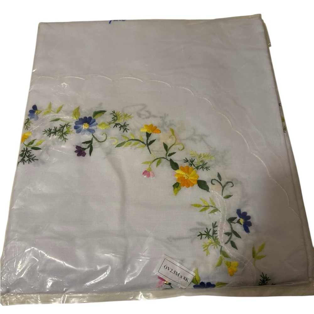 Beautiful tablecloth with 8 pieces of napkins new for the table /6 chairs oval